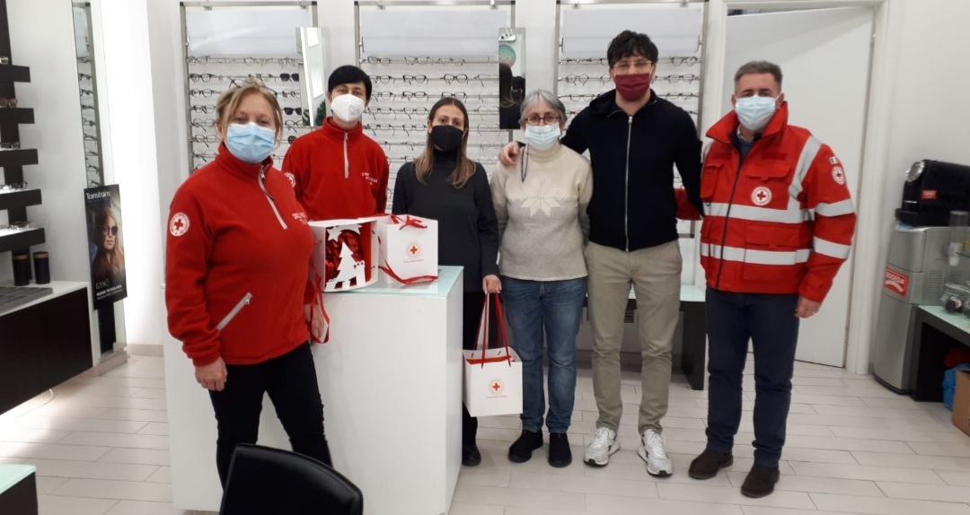 In collaborazione con la Croce Rossa Italiana Comitato di Pescara, Ottica Servadio raccoglie occhiali usati che poi provvede a rigenerare e a donare alle persone più bisognose.